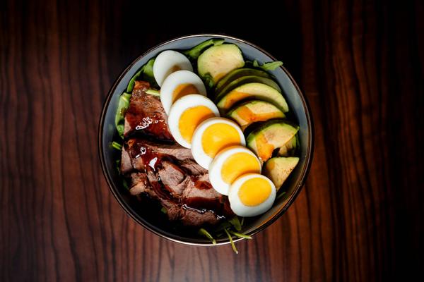 Bol proteic cu carne de vita si ou (KETO / FARA GLUTEN)